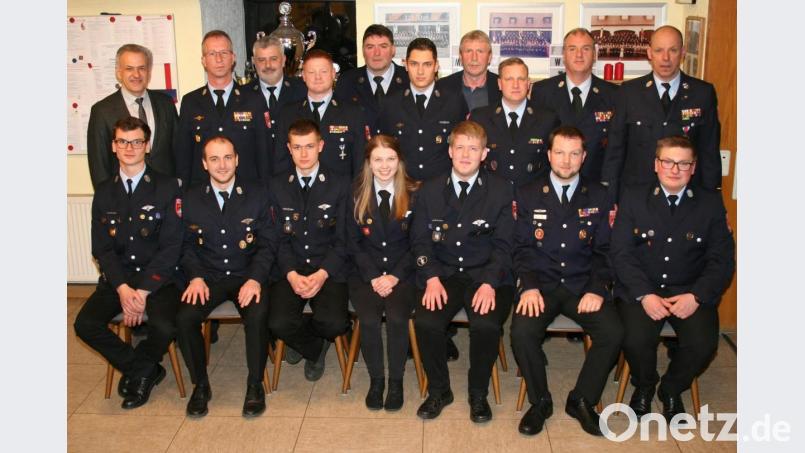 Mit zahlreichen Aktiven nahm die Feuerwehr Mitterteich an verschiedenen überregionalen Wettkämpfen teil, etwa am Oberpfalz-Cup, am Niederbayern-Cup und am Grenzland-Cup in Rheinland-Pfalz. Dafür dankten Bürgermeister Roland Grillmeier (stehend, links) und Kommandant Franz Bauernfeind (stehend, rechts). Bild: jr