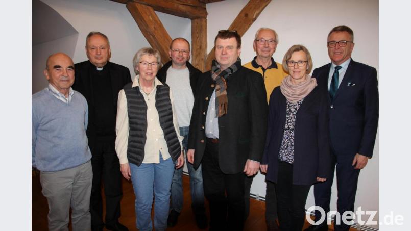 Das neu gewählte Vorstandsteam der Aktion Solidarität (von links) mit Herbert Bock, Stadtpfarrer Georg Flierl, Christiane Eschenbeck, Werner Fritsch, Vorsitzenden Karl Mehler, Günter Kopf, Monika Seidel und Bürgermeister Franz Stahl. Bild: kro