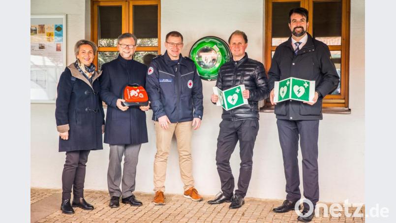 Ein Defibrillator ist seit Kurzem am Pfarrheim angebracht. Bild: exb