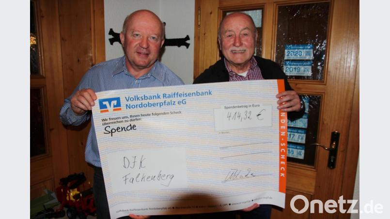 Den Einnahmenüberschuss des DJK-Förderkreis in Höhe von 414,32 Euro überreichte Vorsitzender Albert Üblacker (rechts) an DJK-Hauptvereinsvorsitzenden Hubert Mark. Bild: kro