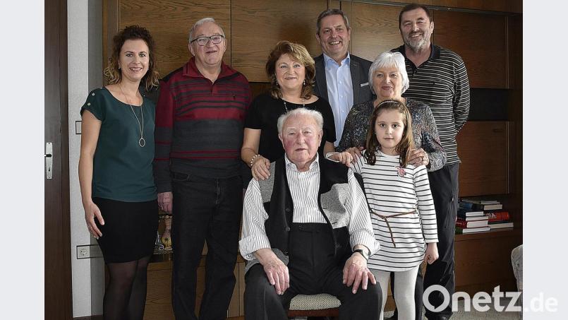 Zur Feier des runden Geburtstags versammelt (von links): Enkelin Stefanie, Sohn Reinhard, Tochter Hildegard mit Vater Willy Feder, Bürgermeister Joachim Neuß, Tochter Gabriele mit Urenkelin Giuliana und Schwiegersohn Rudi. Bild: sck