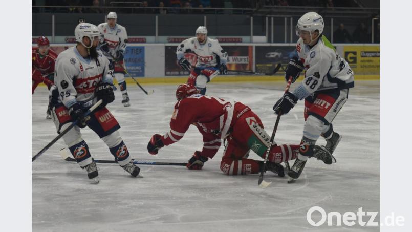 In dieser Szene stoppen Jakub Bitomsky (rechts) und Barry Noe (links) den Regensburger Lukas Heger, doch sonst hatten die Blue Devils am vergangenen Sonntag im Oberpfalzderby meist das Nachsehen und verloren mit 1:7. Die nächsten Gegner der Weidener sind am Freitag der Tabellenvierte Deggendorfer SC und am Sonntag der Fünfte SC Riessersee. Bild: gb