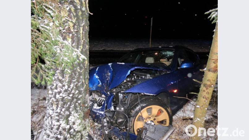 Auf schneeglatter Fahrbahn hat ein Amberger am Mittwochabend die Kontrolle über sein Auto verloren. Bild: Polizei Sulzbach-Rosenberg/exb