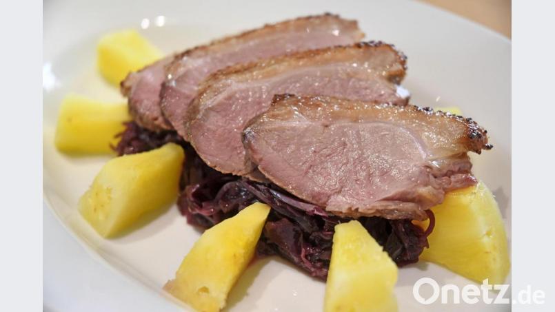 Zart rosa kommt die Entenbrust aus der Pfanne. Serviert wird sie in dünnen Scheiben auf dem Ananas-Rotkohl. Bild: Gabi Schönberger