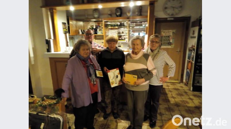 Siegerin Eva Kamm, Zweiter Siedler-Vorsitzender Jürgen Beierkarre, Renate Herbrecher, Mathilde Schuller und Vorstandsmitglied Christa Hartwich (von links) nach der Siegerehrung des Damenschafkopfturniers. Bild: exb/Christa Hartwich