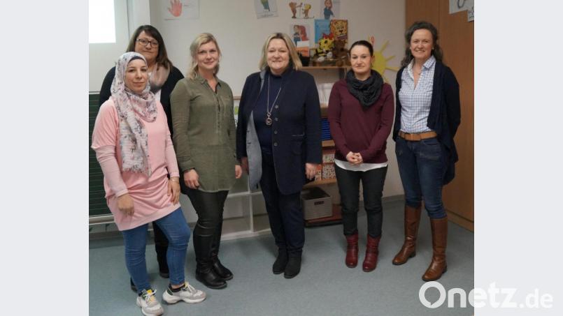 Rektorin Christine Schneider (Dritte von rechts) stellte das Team des Ganztagsangebots vor. Mit (von links) Somia Alosman, Liane Zwack und Lehrerin Steffi Bauer sowie und Anita Stangl (rechts) sei man personell gut ausgestattet. Bild: weu