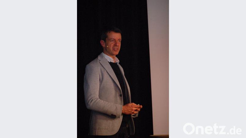 Jan Knikker sprach im Regensburger Kreativzentrum „Degginger“. Bild: gib