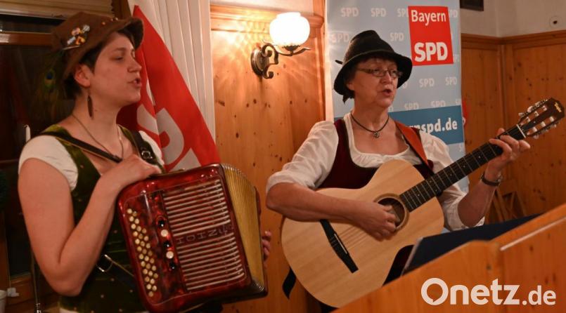 Theresia und Gabi (von links) amüsieren die Besucher als Koiser-Weiwa mit deftigen Witzen und nicht immer ernst gemeinten gesanglichen Ratschlägen. Bild: gf