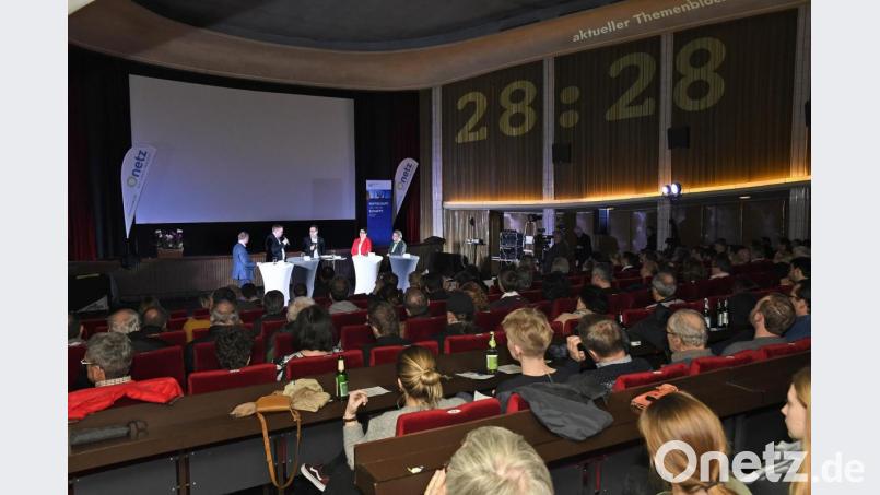 Volle Themenpalette, volles Haus: Rund 200 Zuhörer fanden sich zur Podiumsdiskussion im Ring-Theater ein. Bild: Petra Hartl