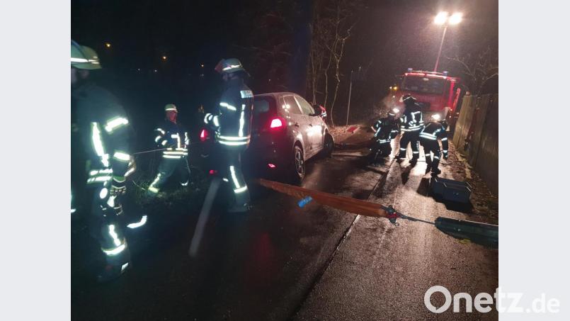 Die Feuerwehr Weiden zieht das Fahrzeug den Abhang wieder hoch. Bild: Würth, Wolfgang