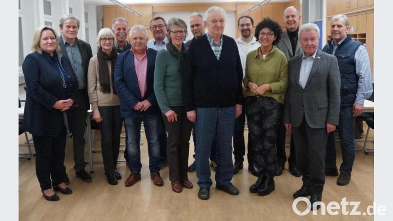 Bei den Neuwahlen wurde die Vorstandschaft des Fördervereins der Doktor-Eisenbart-Schule bestätigt, lediglich bei den Beisitzern und Erzieherinnen gab es Veränderungen. Karl-Heinz Stoppa (Sechster von rechts) steht weiter an der Spitze. Bild: weu