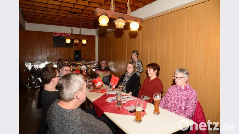 In kleiner Runde trifft sich der SPD-Ortsverein Luhe-Wildenau zu seiner zweiten Wahlversammlung, in der Bürgermeisterkandidatin Julia Bayer neue Themen aufgreift. Bild: bey