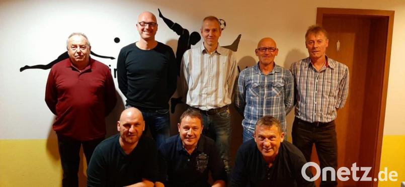 Die Alten Herren des SV Hahnbach verabschieden ausscheidende Spieler (stehend, von links): Manfred Märtin, Christian Meier, Michael Dotzler, Norbert Seebauer und Hermann Rösl; vorn (von links): Sebastian Lerner, Klaus Seifert und Hans-Jürgen Wagner. Bild: Norbert Rösch