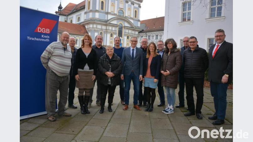 Zum vierten Mal tagte die DGB-Kreiskonferenz in Waldsassen. Im Bild die Teilnehmer des Kreisverbandes und der vier Ortskartelle mit DGB-Kreisvorsitzendem Klaus Schuster (rechts), DGB-Regionssekretärin Katja Ertl (Sechste von rechts) und Waldsassens Bürgermeister Bernd Sommer (Siebter von links). Bild: jr