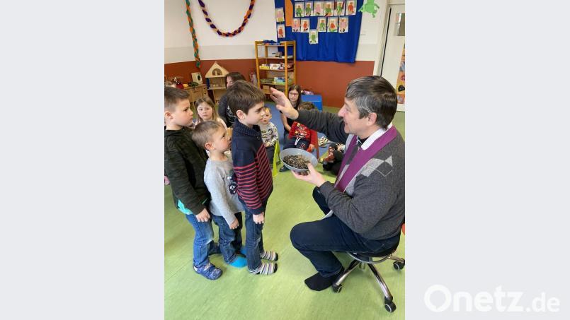 Schön stellten sich in Reihen auf um das Aschenkreuz von Pfarrer Adam Nieciecki zu bekommen. Bild: sl