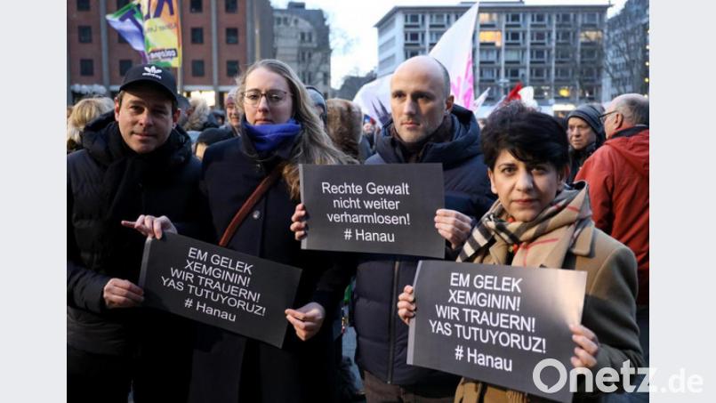 Mit Plakaten nehmen Bürger an einer Kundgebung teil. Das Aktionsbündnis will seine Solidarität mit den Angehörigen der Ermordeten und den Überlebenden des rassistischen Anschlags von Hanau ausdrücken. Bild: Oliver Berg/dpa