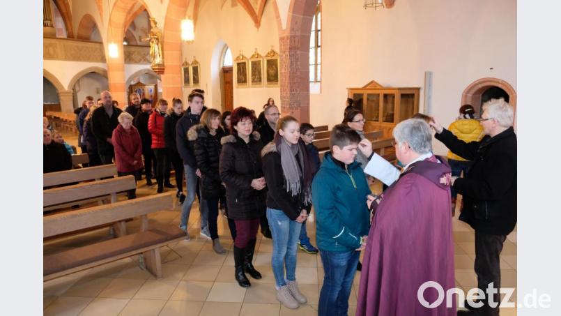Die Aschenauflegung am Aschermittwoch hat im Kirchenkalender große Symbolkraft. In der Pfarrgemeinde St. Laurentius fand sie bei einer Nachmittagsandacht und am Abend nach einem feierlichen Gottesdienst statt. Bild: do