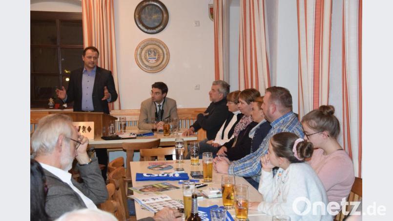 Politische Kost servierten Bürgermeister Anton Kappl und Stephan Oetzinger. Danach dann die JU als Dessert den Fisch. Bild: fz