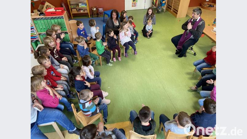 Im Kreis hatten sich alle Kindergartenkinder mit ihren Kindergärtnerinnen versammelten und hörten aufmerksam Pfarrer Adam Nieciecki zu, bevor sie die Asche auf die Stirn bekamen. Bild: sl