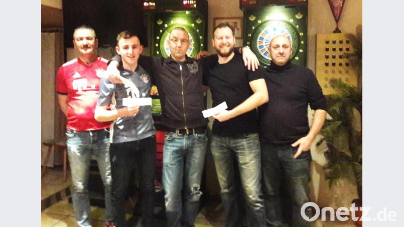 Fanclub-Vorsitzender Andreas Wittmann (rechts) und Organisationsleiter Klaus Rahn (links) mit den Siegern (von links) Lukas Rahn, Hannes Walbrunn und, Andy Härtl. Bild: njn