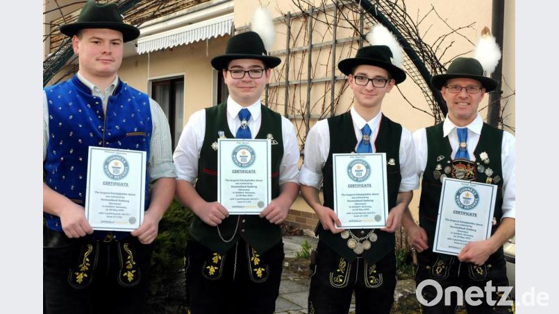 Maximilian Wichmann (von links), Manuel Pfab, Maximilian Pfab und Stefan Schmidt sind die Rekord-Plattler des Trachtenvereins Hoamatland Amberg. Bild: Stephan Huber
