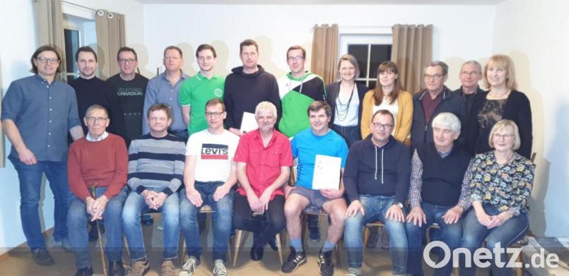 Langjährige Mitgliedschaft und ehrenamtliche Arbeit würdigt der ASV Schwend mit Auszeichnungen. Stehend von links Erster Vorsitzender Thomas Melzer, Zweiter Bürgermeister Reinhard Kohl, Herbert Hubner, Thomas Nitzbon, Andreas Melzer, Matthias Kormann, Martin Schötz, Ramona Glaske, Doris Langner, Andreas Schötz, Konrad Schötz, Bürgermeisterin Brigitte Bachmann; sitzend von links Günter Protz, Reinhard Götz, Matthias Pilhofer, Jürgen Schwab, Willi Bleisteiner, Reinhold Schötz, Fritz Pickel und Inge Pilhofer. Bild: Norbert Nagelschmidt