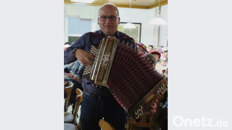 Viel Beifall erhielt Ludwig (Luggi) Lindner für sein Solostück „Die Sterne am Himmel“ beim Musikantenstammtisch in Kemnath. Bild: jzk