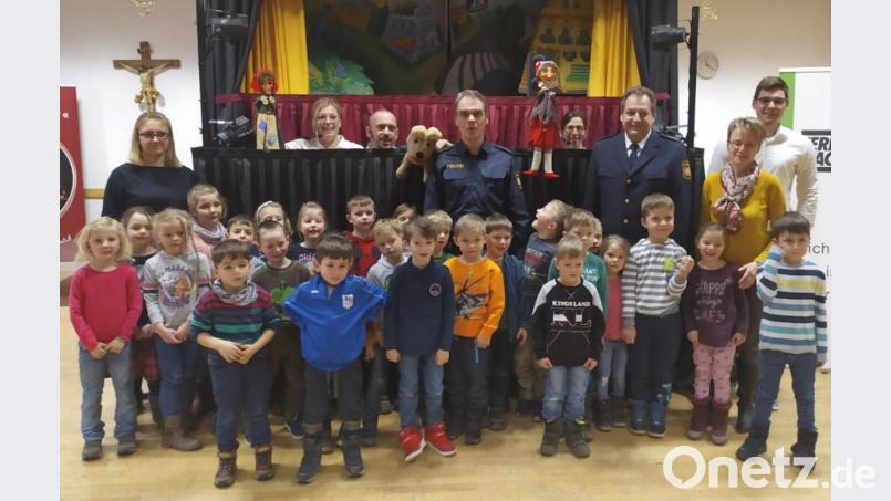 Mit Feuereifer waren die Vorschulkinder aus Neunburg bei der Polizeipuppenbühne dabei. Gemeinsam befreiten sie das Kasperl von seinem Zauber, im Straßenverkehr alles falsch zu machen. Bild: Alois Ebenschwanger/exb