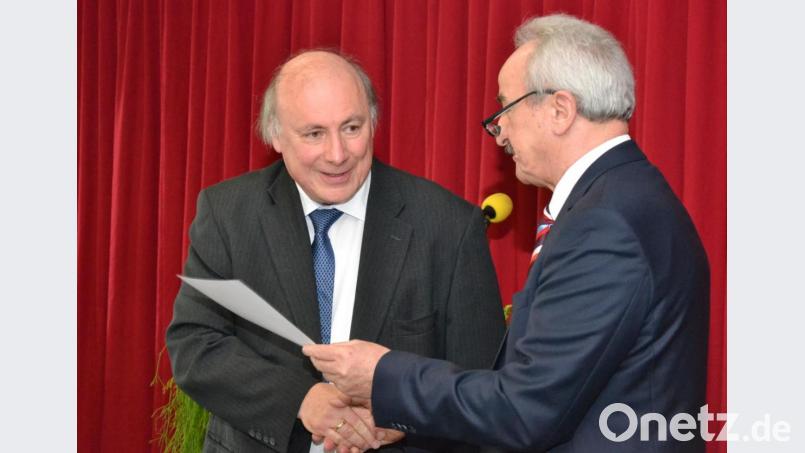 Der scheidende Schulleiter Georg Hecht (links) bekommt vom Ministerialbeauftragten für Gymnasien Franz Xaver Huber eine Urkunde überreicht. Bild: sfo