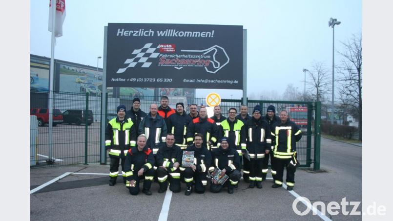 Mit elf Aktiven beteiligte sich die Feuerwehr Konnersreuth an einem Fahrsicherheitstraining auf dem Sachsenring. Eingeladen dazu hatte die Partnerwehr aus Wüstenbrand. Im Bild die Konnersreuther Teilnehmer um Kommandant Stefan Kreuzer (stehend, links) und Vorsitzenden Sven Jäger (hockend, Zweiter von links) mit den Gastgebern. Bild: jr