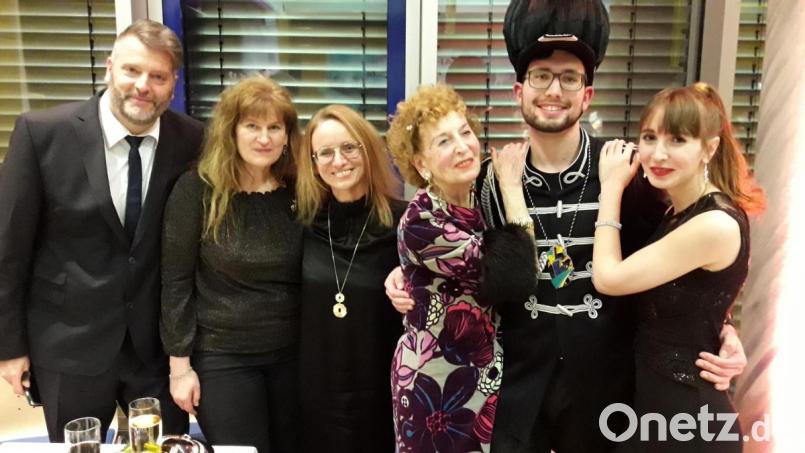 Markus Stieber, Angela Setzer, Stefanie Schricker, Rita Siegert, Prinz Andreas Ernsberger, Sophia Schreffl (von links) beim Inthroball. Bild: exb