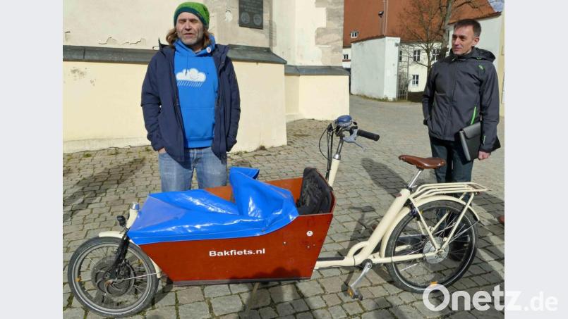 Markus Blaschek demonstrierte sein E-Cargobike, mit dem sich sowohl größere Einkäufe als auch mehrere (Klein-)Kinder problemlos befördern lassen. Bild: wbe