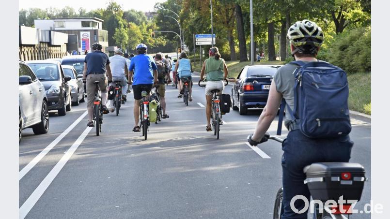 Radler und Autos, gleichberechtigt nebeneinander auf dem Altstadt-Ring: Momentan geht das nur bei den Radler-Demos „Critical Mass“ (Archivbild). Die gerechte Aufteilung des vorhandenen, begrenzten Platzes unter allen Verkehrsteilnehmern war ein Thema bei der Podiumsdiskussion von AZ und Wirtschaftsjunioren mit den Amberger OB-Kandidaten. Bild: Petra Hartl