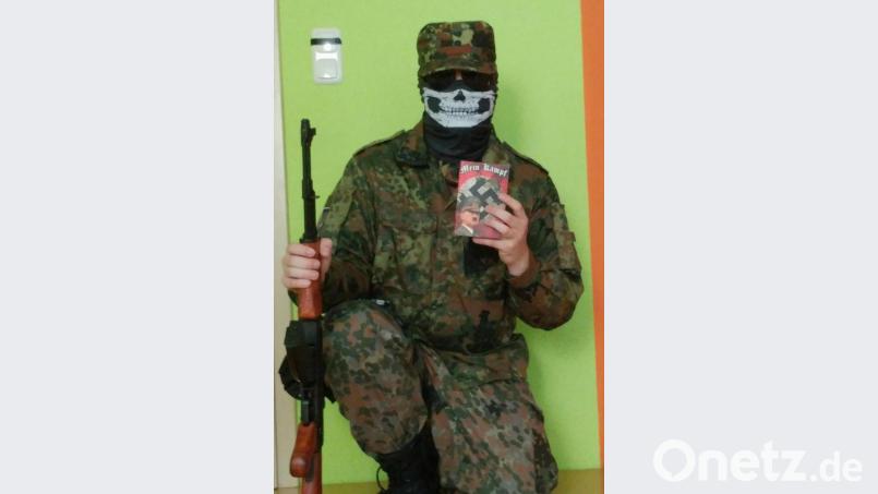 Mit diesem Propagandafoto präsentiert sich nach Angaben des Nachrichtenmagazins Der Spiegel ein Mann aus dem Landkreis Cham im Internet unter dem Decknamen Heydrich. Bild: Der Spiegel
