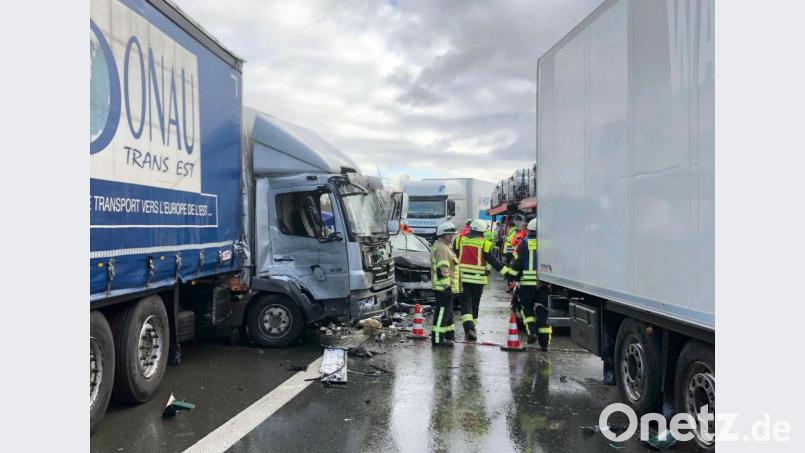 Beschädigte Fahrzeuge stehen an einer Unfallstelle auf der Autobahn 6. Bei der Unfall-Serie zwischen Alfeld und Altdorf waren im Schneetreiben mehrere Lkw und Autos beteiligt. Bild: Bauernfeind/News5/dpa
