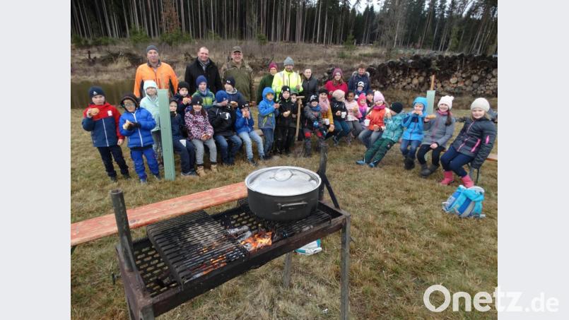 Nach getaner Arbeit ließen sich die &quot;Forstarbeiter&quot; ihre Brotzeit schmecken; hinten v. li. Peter Gradl, Uwe Gmach, Christian Ströll - Winkler, Johanna und Stefan Schertl und Förderlehrerin Verena Rodler (re); im Hintergrund die vom Sturm zerstörte und nun neu angepflanzte Waldfläche. Bild: ct