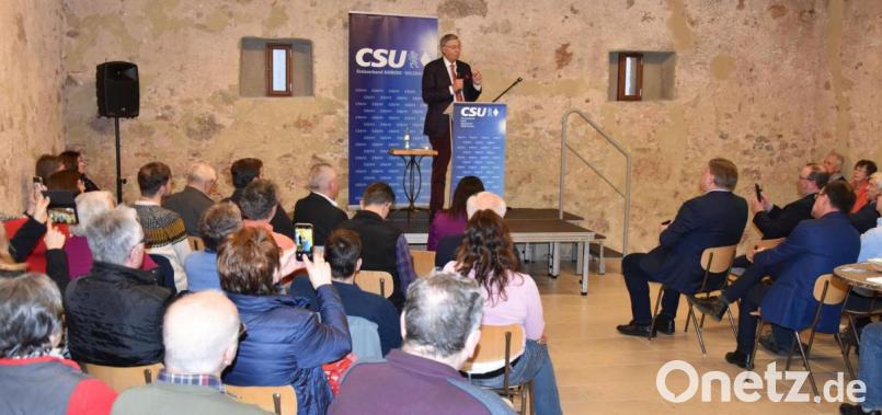 Der CDU-Politiker Wolfgang Bosbach spricht bei der CSU-Kastl im Steinstadel in Kastl. Bild: Alexander Pausch