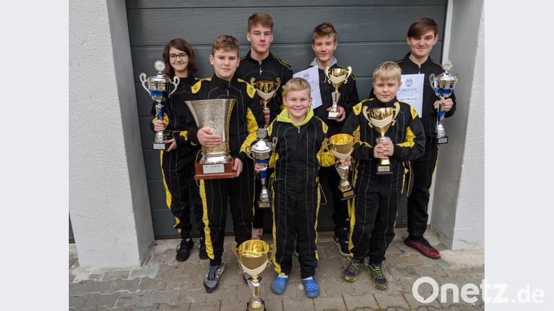 Pokal für die besten Kartfahrer des NAC Amberg. Bild: exb