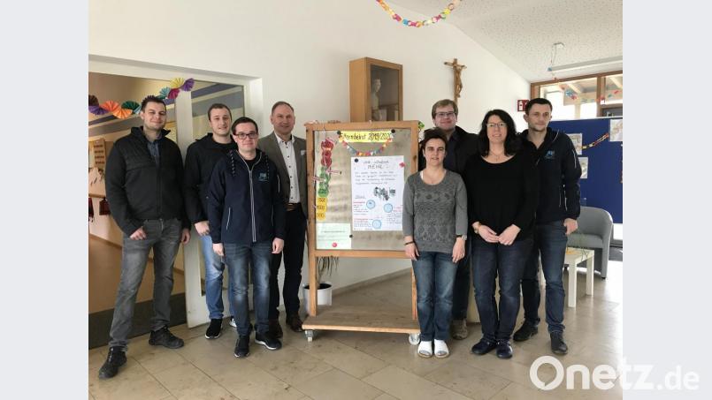 Philipp Fuhrmann (rechts) von der JU und Manuel Pröls (links) vom Manteler Stammtisch spenden für das neue Klettergerüst im Kinderhaus St. Elisabeth. Bild: knh