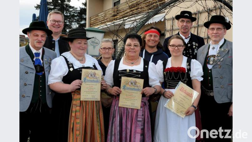 Vorsitzender Peter Baringer (von links) und OB Michael Cerny zeichnen gemeinsam mit Gauvertreter Wolfgang Bittner (von rechts) und Gebietsvertreter Eckehard Papenfuß treue Mitglieder des Trachtenvereins Hoamatland aus. Bild: Stephan Huber