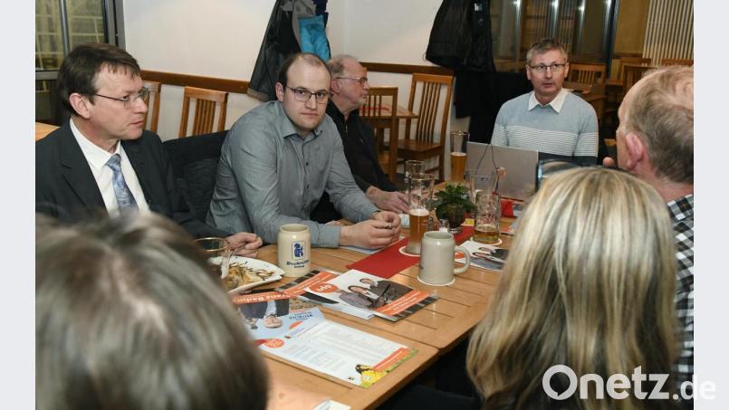 Franz Badura (rechts am Tischende) konkretisierte beim politischen Aschermittwoch der ÖDP seine Ideen für den Amberger Bahnhof. Bild: Petra Hartl