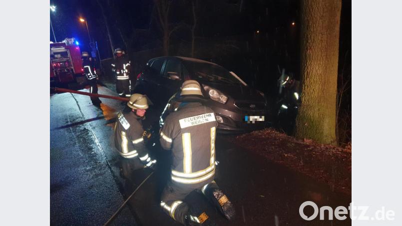 Die Feuerwehr Weiden zieht das Fahrzeug den Abhang wieder hoch. Bild: Würth, Wolfgang