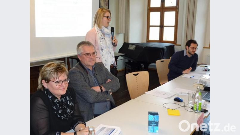 Anja Preuß von der Arbeitsgruppe für Sozialplanung und Altersforschung (stehend) und Evi Seitz von der Fachstelle für Senioren am Landratsamt (links) leiteten die Bürgerwerkstatt. Bild: hm