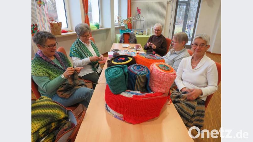 Einmal im Monat trifft sich die Strickrunde in der Pfarr- und Gemeindebücherei. Bild: adj