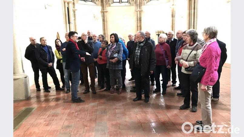 Eine niveauvolle Führung erleben die rund 40 Teilnehmer der Fahrt des Heimatvereins im Agneskoster Prag unter der Leitung von Dr. Marius Winzeler. Bild: cr