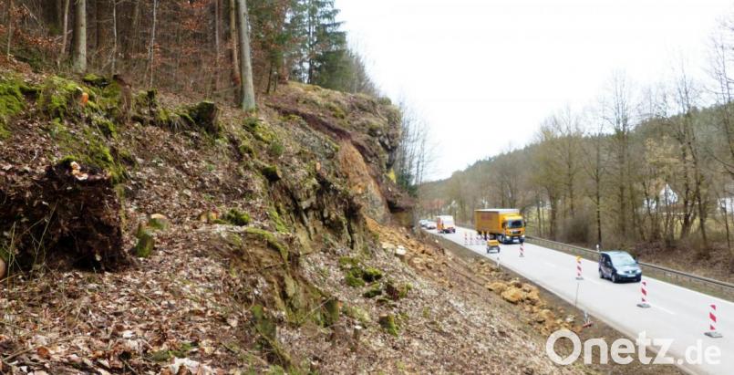 Die österreichische Spezialfirma entfernte bereits den hinderlichen Bewuchs, legte die Felsköpfe wieder frei und räumte das lockere Gestein ab. Bild: jp