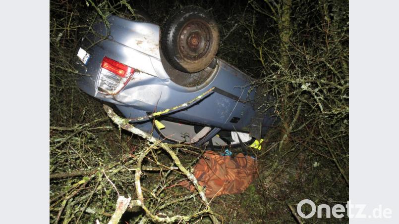 Der Fahrer des Opel Astra, der sich bei Lockenricht überschlagen hat, ist wohl vorher kurz eingenickt und hat daher die Kontrolle über seinen Wagen verloren. Bild: Polizei Sulzbach-Rosenberg/exb