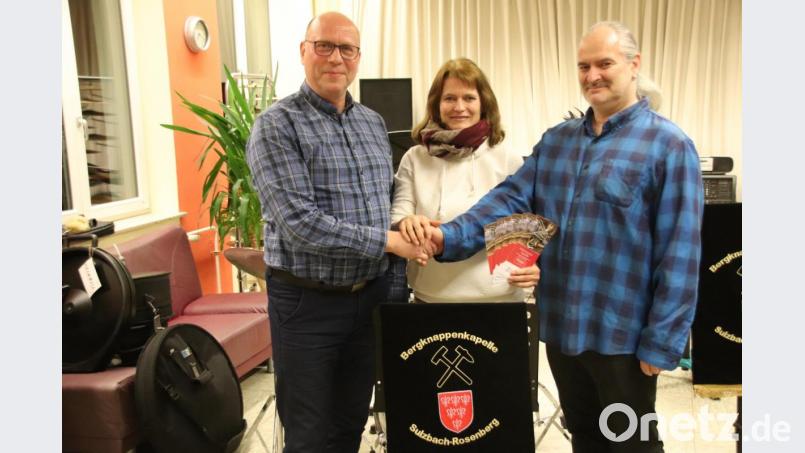 Per Handschlag besiegeln (von links) Steffen Weber, der Leiter der Städtischen Sing- und Musikschule, Alexandra Ottmann, Vorsitzende des Fördervereins der Bergknappenkapelle und Kapellmeister Gerhard Böller ihre Kooperation. Bild: cog