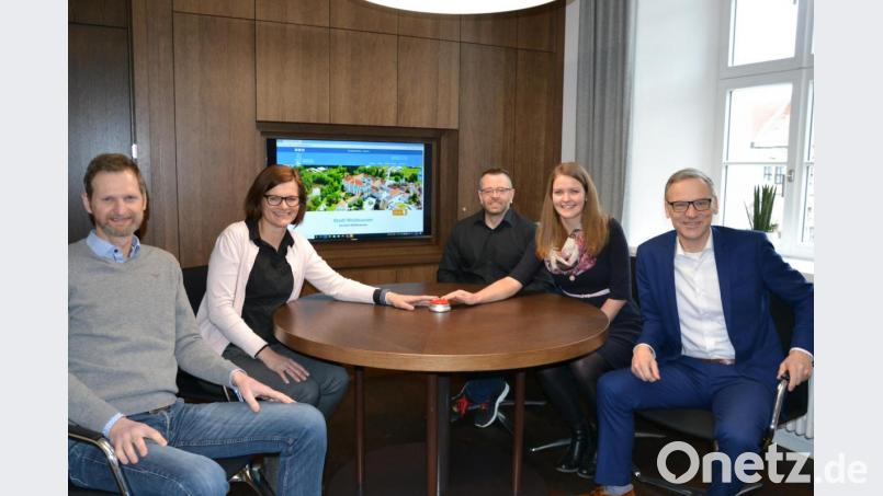 Beim symbolischen Start der neuen Stadt-Waldsassen-Internetseite im Bürgermeisterzimmer mit dabei waren (von links) Stephan Andörfer, Inge Frank, Christian Walter, Stephanie Ernstberger und Bürgermeister Bernd Sommer. Bild: pz