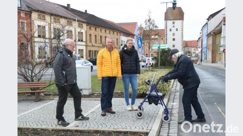 Josef Eierer alias Nachtwächter Tschung kennt die Stolperstellen und Hindernisse im Stadtbereich genau. Der rüstige Stadtführer gibt beim Ortstermin zusammen mit (von links) Fraktionssprecher Wilhelm Ertl, Zweitem Bürgermeister Thorsten Grädler und der Inklusionsbeauftragten Lisa Weiß diesbezügliche Hinweise, wie hier beim Stadtbrunnen am Marktplatz. Bordsteinabsenkung lautet der Lösungsansatz. Bild: kari